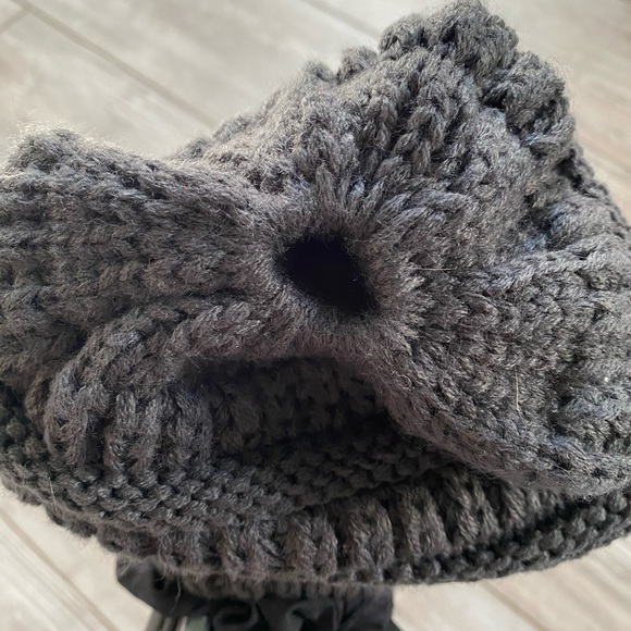 NEVER WORN KIDS CC BEANIE. - Picture 4 of 4